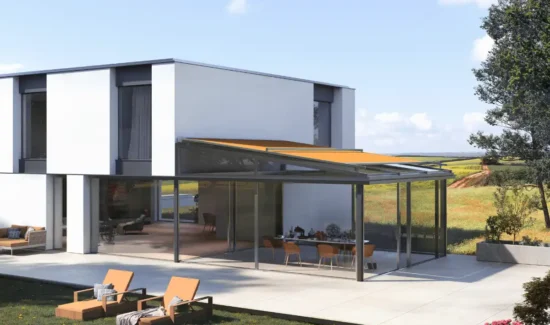 Modernes Haus mit Terrasse und Sonnenmarkise