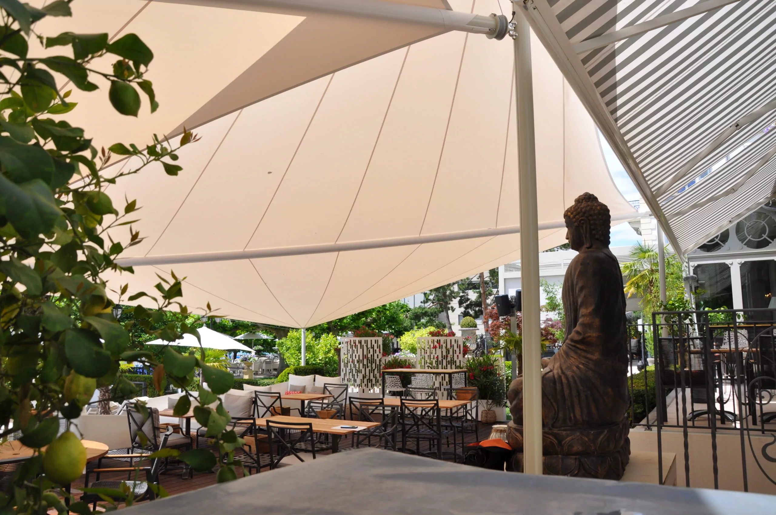 Großes beiges Sonnensegel über einer Terrasse