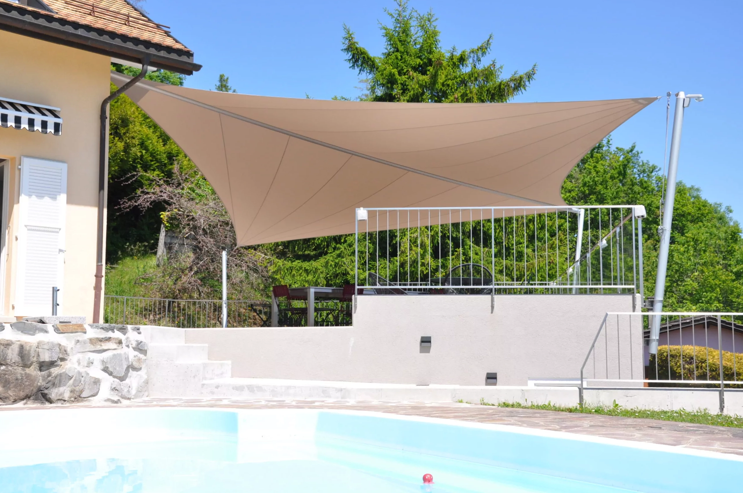Sonnensegel über einer Terrasse am Pool