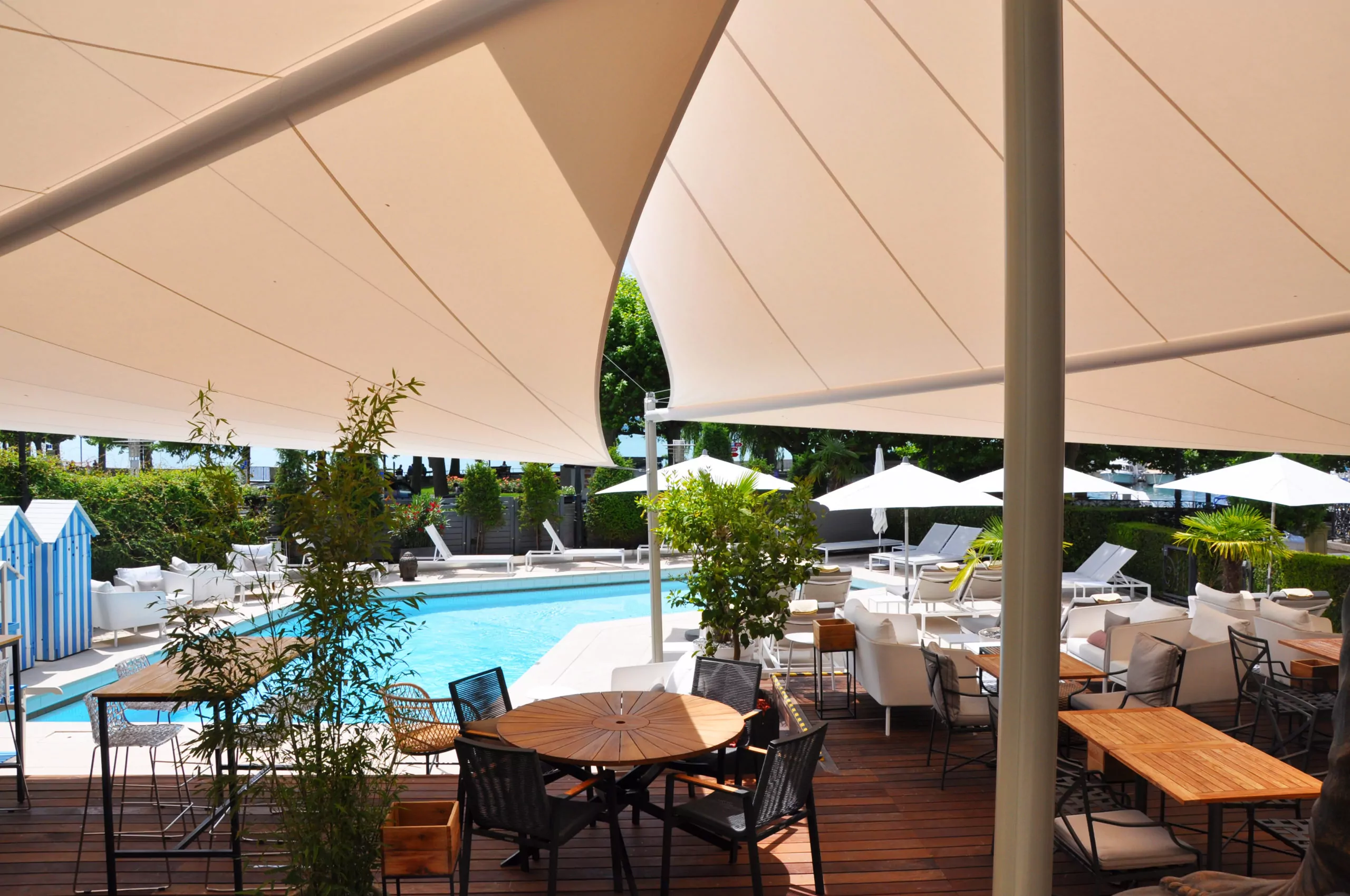 Sonnensegel über einer Terrasse an einem Pool