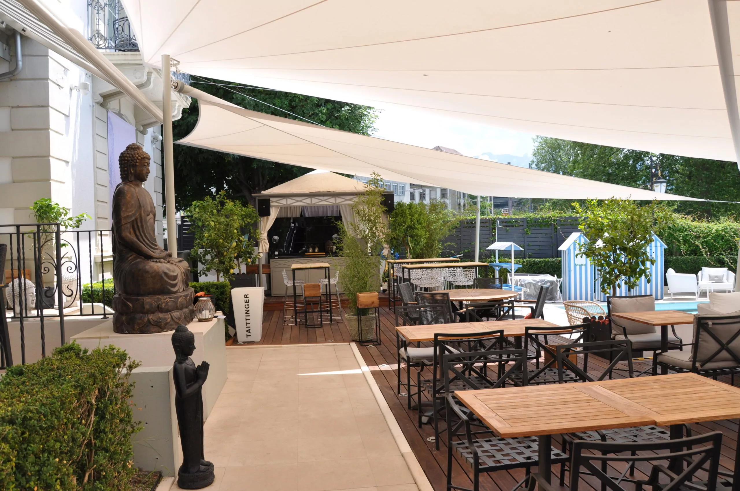 Sonnensegel über einer Terrasse