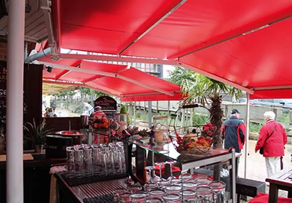 Rote Markise über einem Tresen