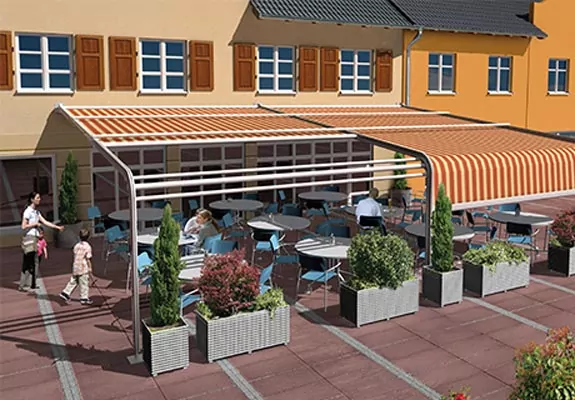 Mehrere Anlagen der Markise schützen einen großen Außenbereich