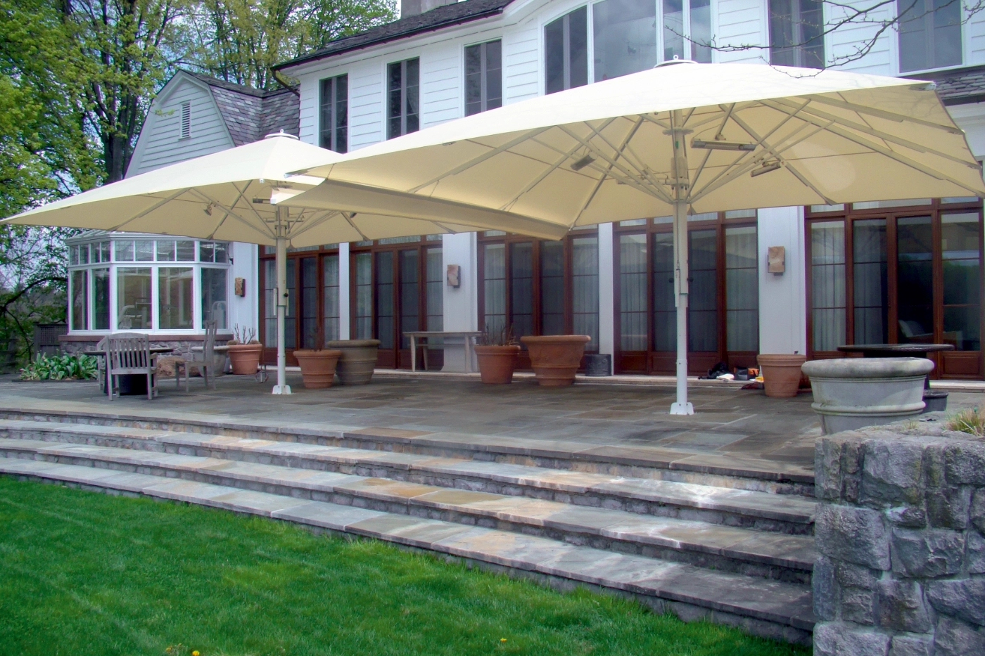 Zwei Großschirme nebeneinander