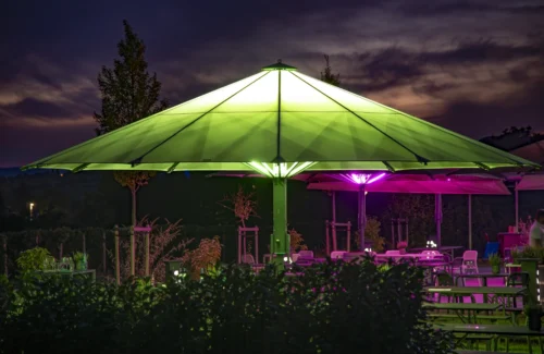 Schirm aus dem Gastrobereich mit Beleuchtung