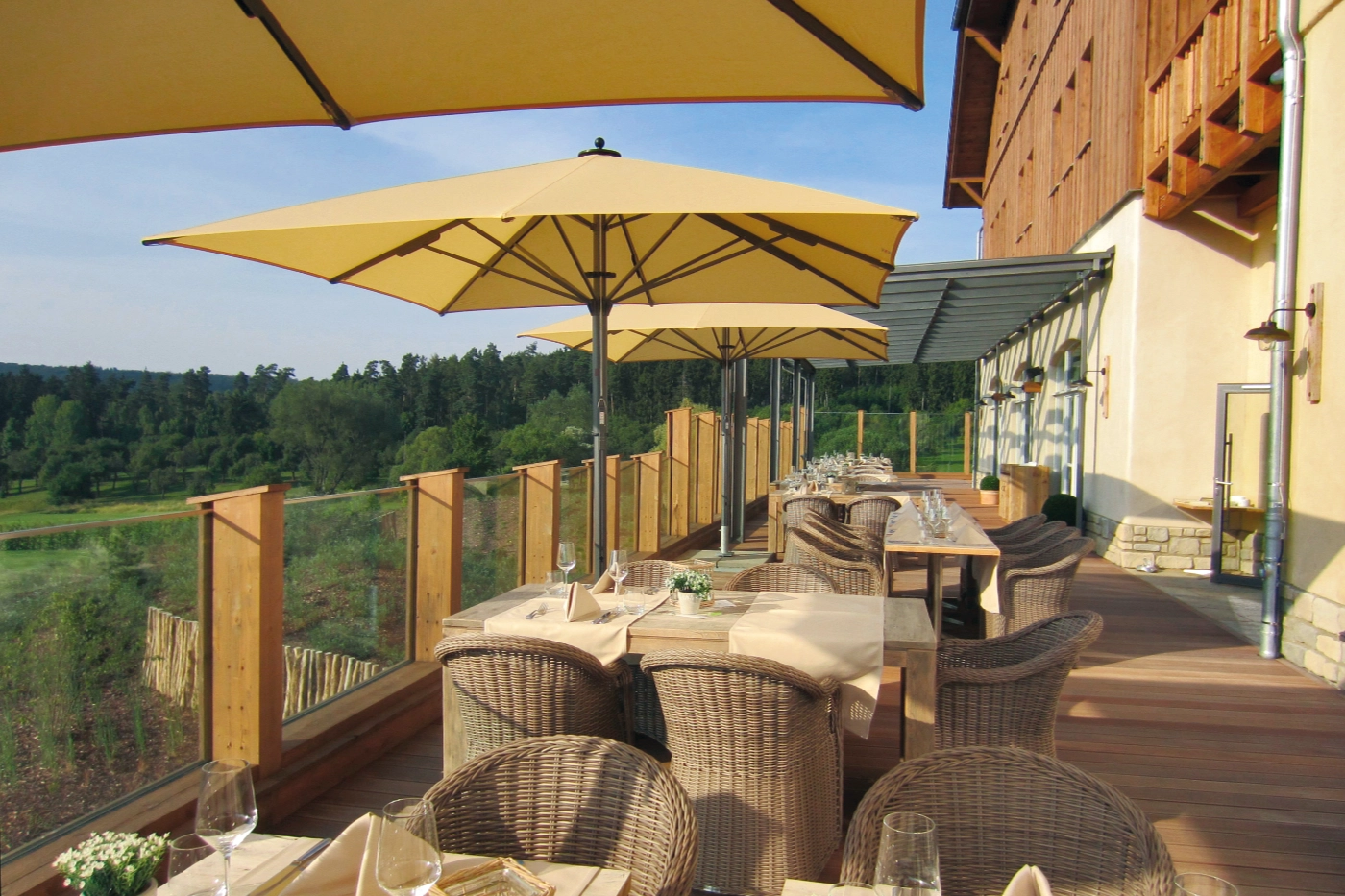 Grüne Terrassenmarkise für stilvollen Sonnenschutz