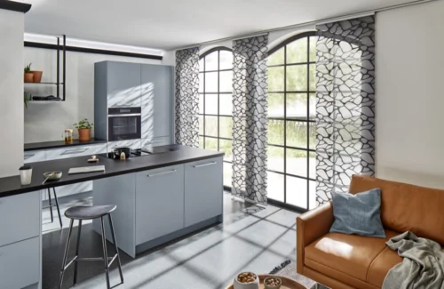 Gemusterter Flächenvorhang in einer Küche