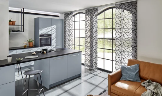 Gemusterter Flächenvorhang in einer Küche