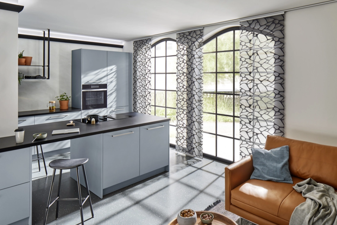 Gemusterter Flächenvorhang in einer Küche