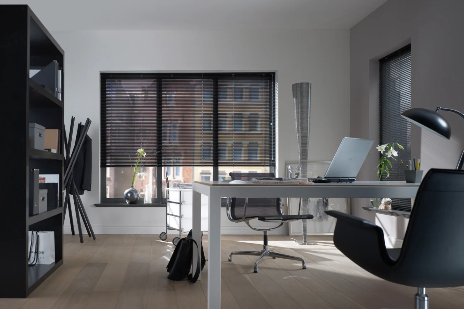 Dunkle Jalousie in einem Homeoffice