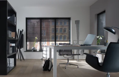 Dunkle Jalousie in einem Homeoffice