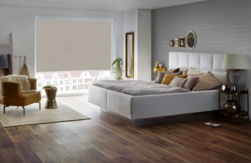 Rollo an großem Fenster in einem Schlafzimmer