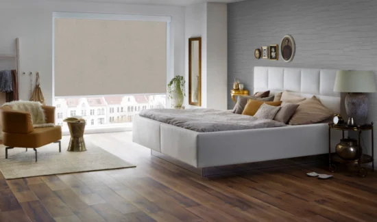 Rollo an großem Fenster in einem Schlafzimmer