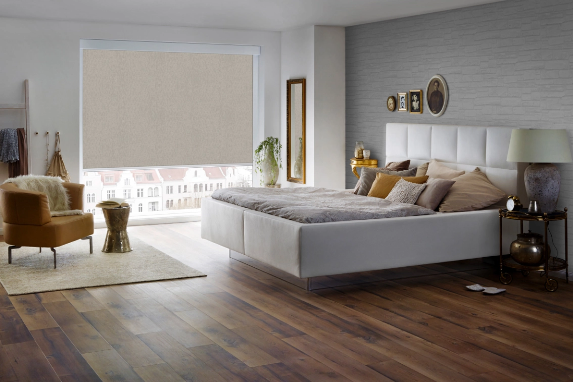 Rollo an großem Fenster in einem Schlafzimmer