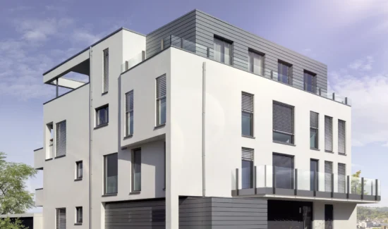 Moderne mehrstöckige Wohnanlage mit Glasbalkonen und grauen Fassadenelementen